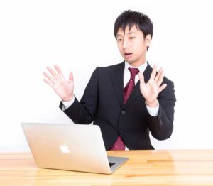 自分のSNSが乗っ取られてしまった会社員のフリー画像