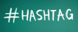 チョークでかかれた「#HASHTAG」