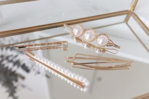 鏡の上にアクセサリーが置かれている