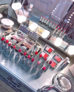 化粧台の上などコスメが並んでいるイメージ
