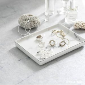 いろんな方向から光がアクセサリーにあたっている