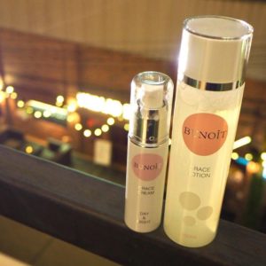 夜景の前で化粧品を持っているイメージ