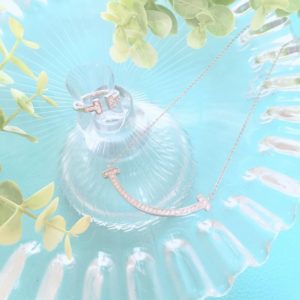 あえて背景を派手にして引き立たせる