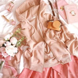 服とコスメが掲載。明るくポップな色合い