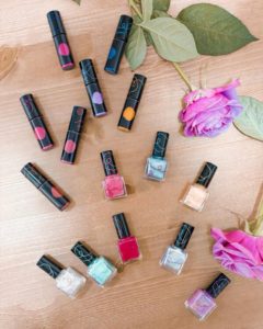 彩度の高い若い人向けのコスメ