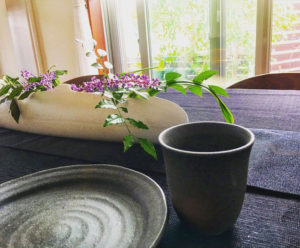 無機質な商品は背景に植物を使ってみる